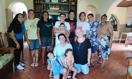 Acolhidas da Fazenda Sagrada Família, em Fortaleza, recebem formação sobre a saúde íntima