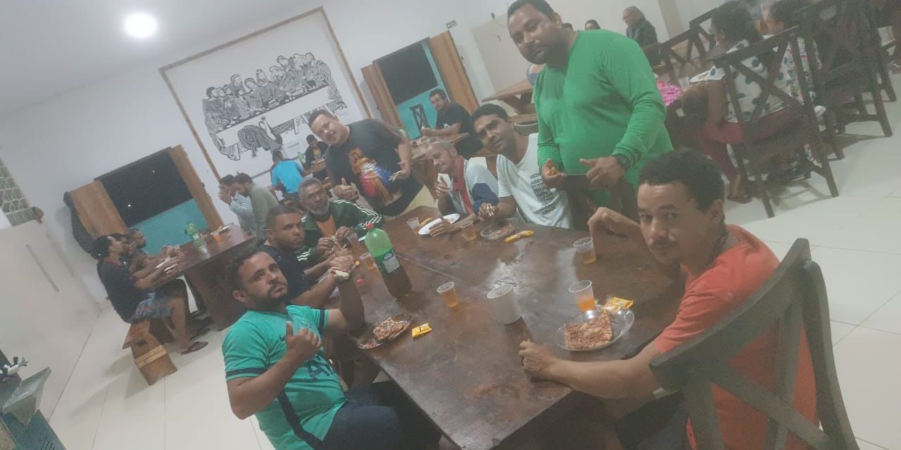 Grupo Esperança Viva de Aracaju promove noite da pizza para acolhidos da Fazenda