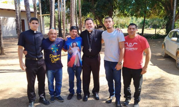 Fazenda em Mozarlândia (GO) recebe visita de Dom Agamenilton Damascena, bispo local