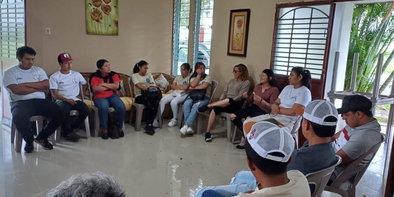 Grupo de jovens visitam e passam a tarde na Fazenda feminina da Guatemala