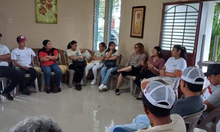 Grupo de jovens visitam e passam a tarde na Fazenda feminina da Guatemala