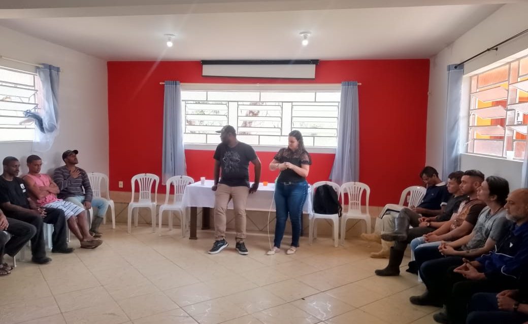 Psicólogos voluntários iniciam atendimento aos acolhidos da Fazenda em Guarará (MG)