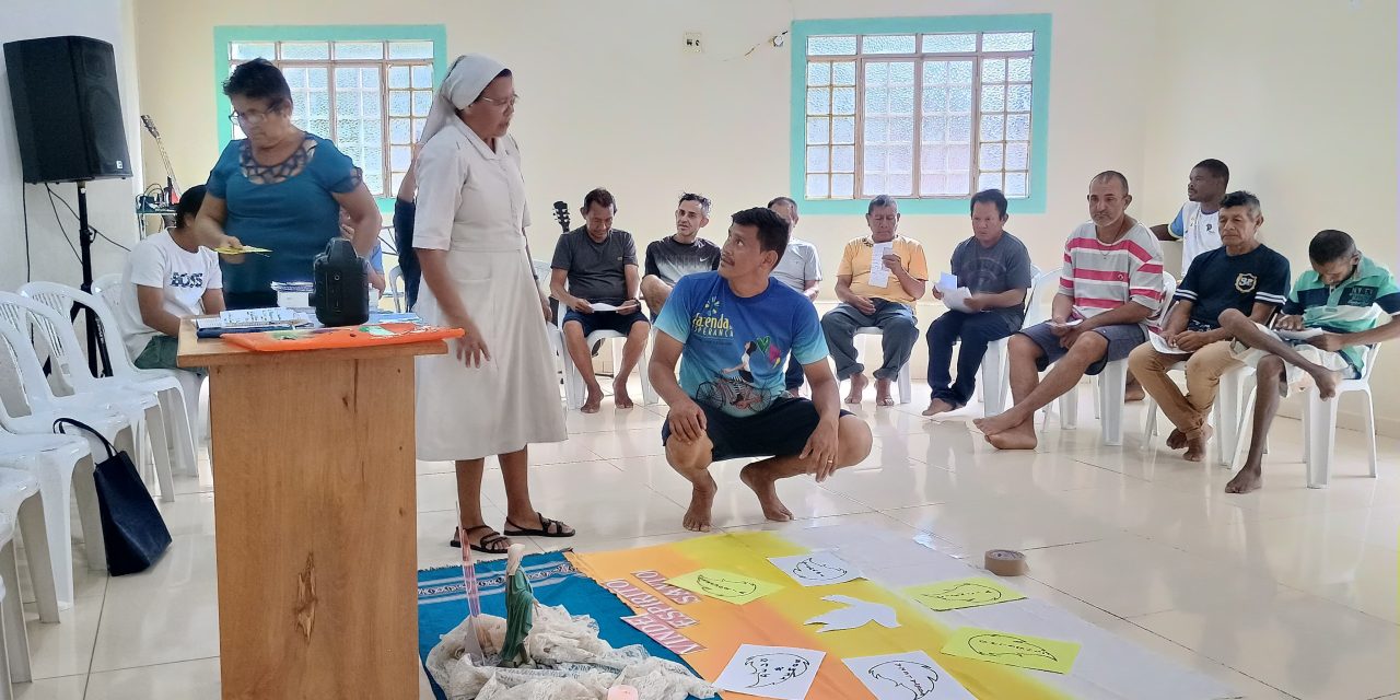 Acolhidos da Fazenda da Esperança em Iracema realizam formação espiritual