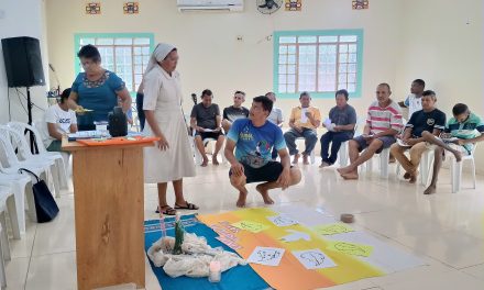 Acolhidos da Fazenda da Esperança em Iracema realizam formação espiritual