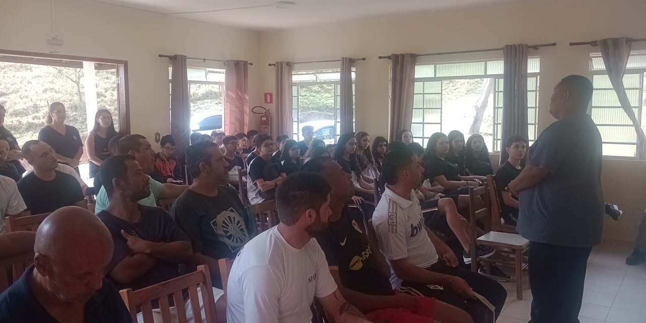 Alunos de Jacareí visitam a Fazenda da Esperança em Santa Branca (SP)