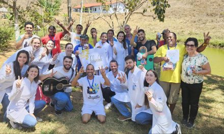 Turma de universitários realizam atividades com os acolhidos em Colatina (ES)