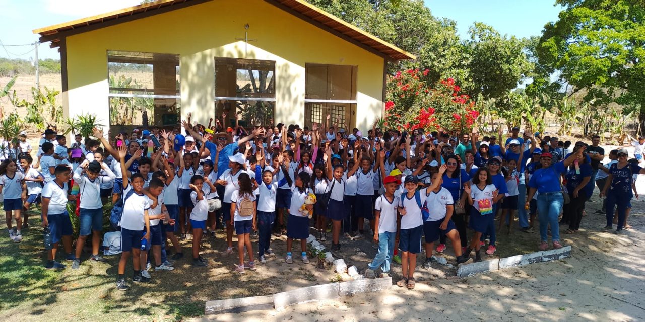 Fazenda de Dianópolis recebe visita de 400 alunos de Escola Municipal