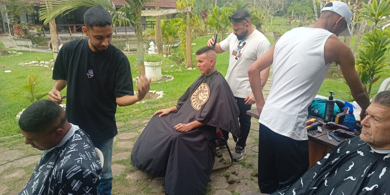 Grupo voluntário oferece corte de cabelo na Fazenda da Esperança em Iguape (SP)