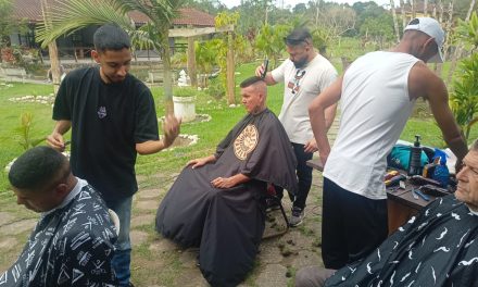 Grupo voluntário oferece corte de cabelo na Fazenda da Esperança em Iguape (SP)