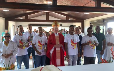 Cinco acolhidos da Fazenda Santa Dulce são crismados por Dom Itamar Vian