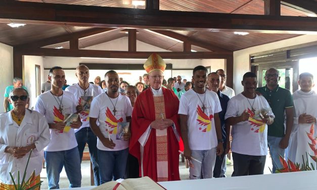 Cinco acolhidos da Fazenda Santa Dulce são crismados por Dom Itamar Vian