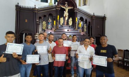Acolhidos da Fazenda de Porto Nacional recebem certificado de curso de eletricista