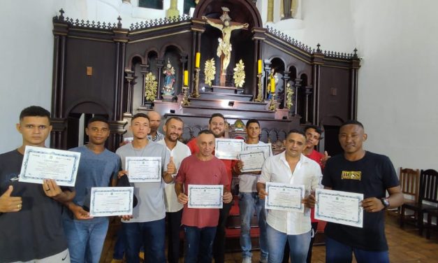 Acolhidos da Fazenda de Porto Nacional recebem certificado de curso de eletricista