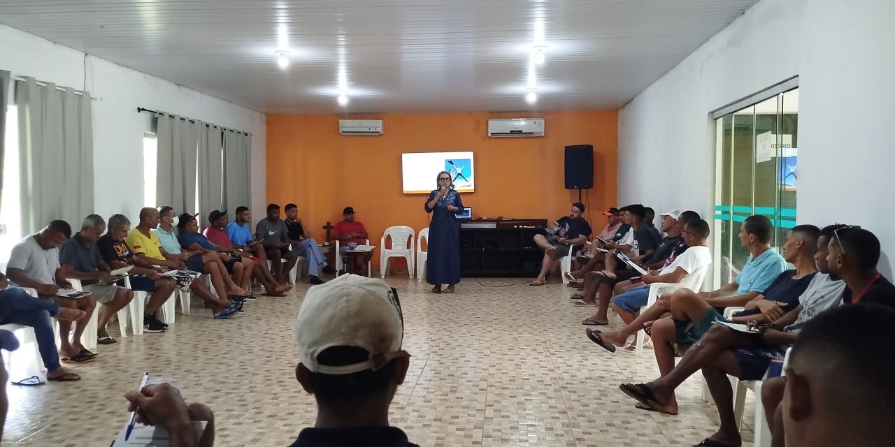 Pedagoga aplica formação para acolhidos na Fazenda