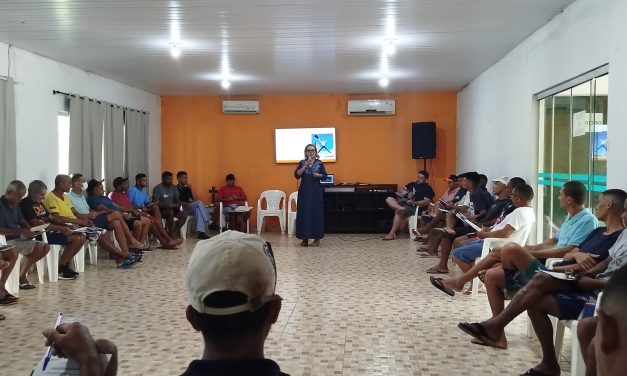 Pedagoga aplica formação para acolhidos na Fazenda