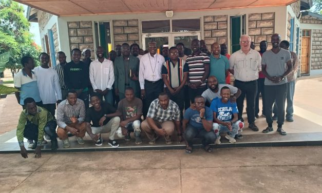 Bispo Richard Kazadi Kamba visita a Fazenda da Esperança no Quênia