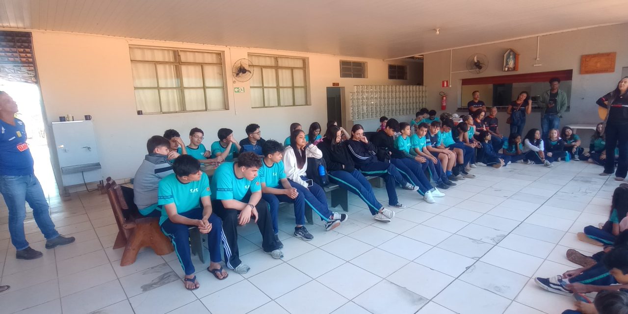 Estudantes do Colégio Darcília Coimbra visitam a Fazenda da Esperança em MG