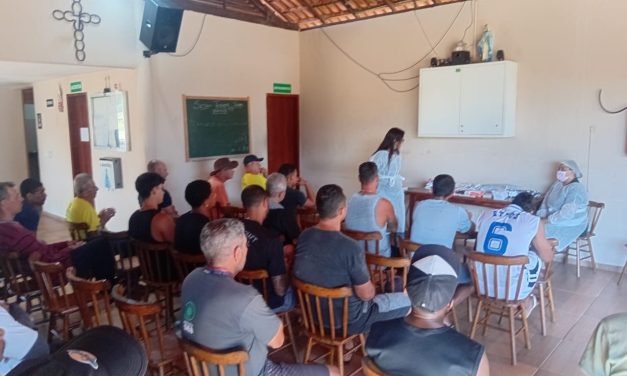Agentes de saúde promovem palestra sobre higienização bucal na Fazenda de Serra (ES)