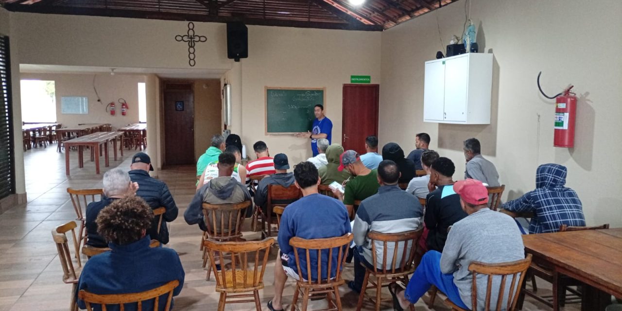 Curso de eletricista incentiva acolhidos na Fazenda da Esperança