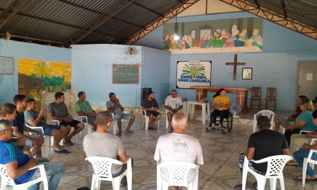 Confraternização entre acolhidos e voluntários na Fazenda de Alta Floresta