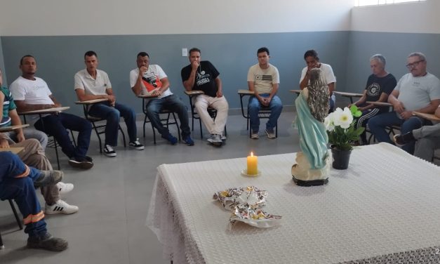 Acolhidos da Fazenda de Coromandel participam de momento de espiritualidade com voluntários