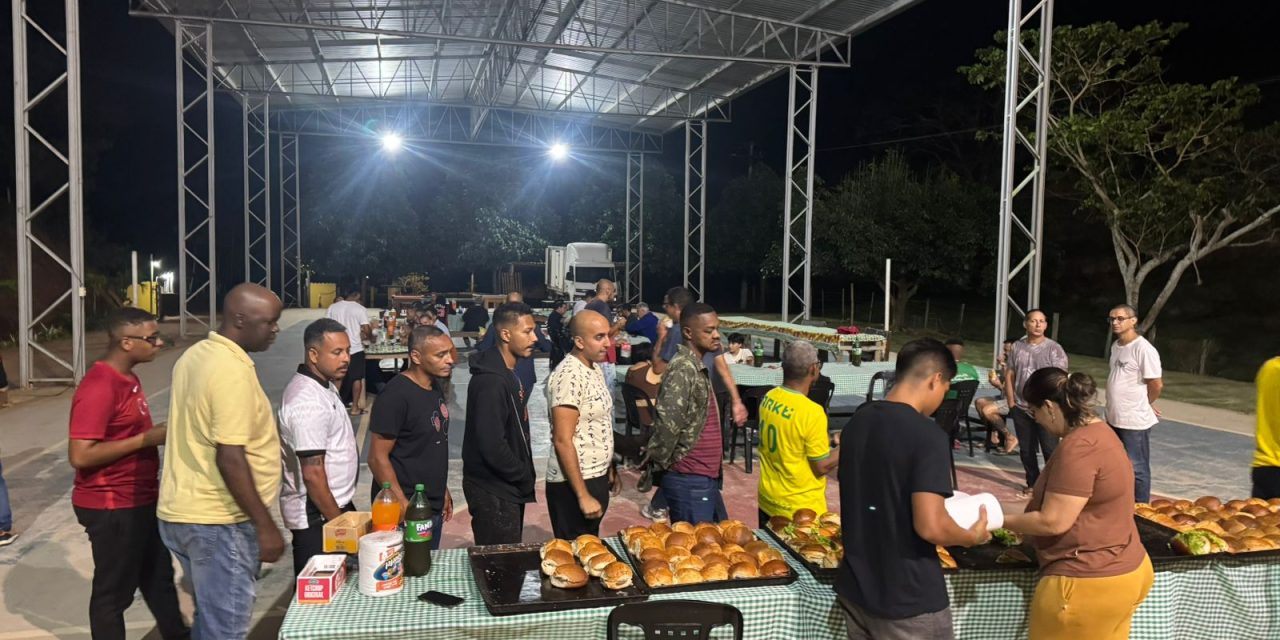 Voluntários preparam noite de hambúrguer em Macaé