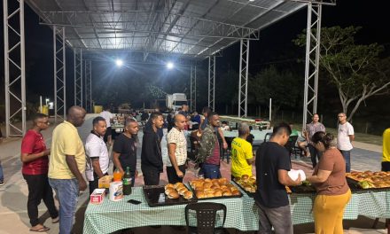 Voluntários preparam noite de hambúrguer em Macaé
