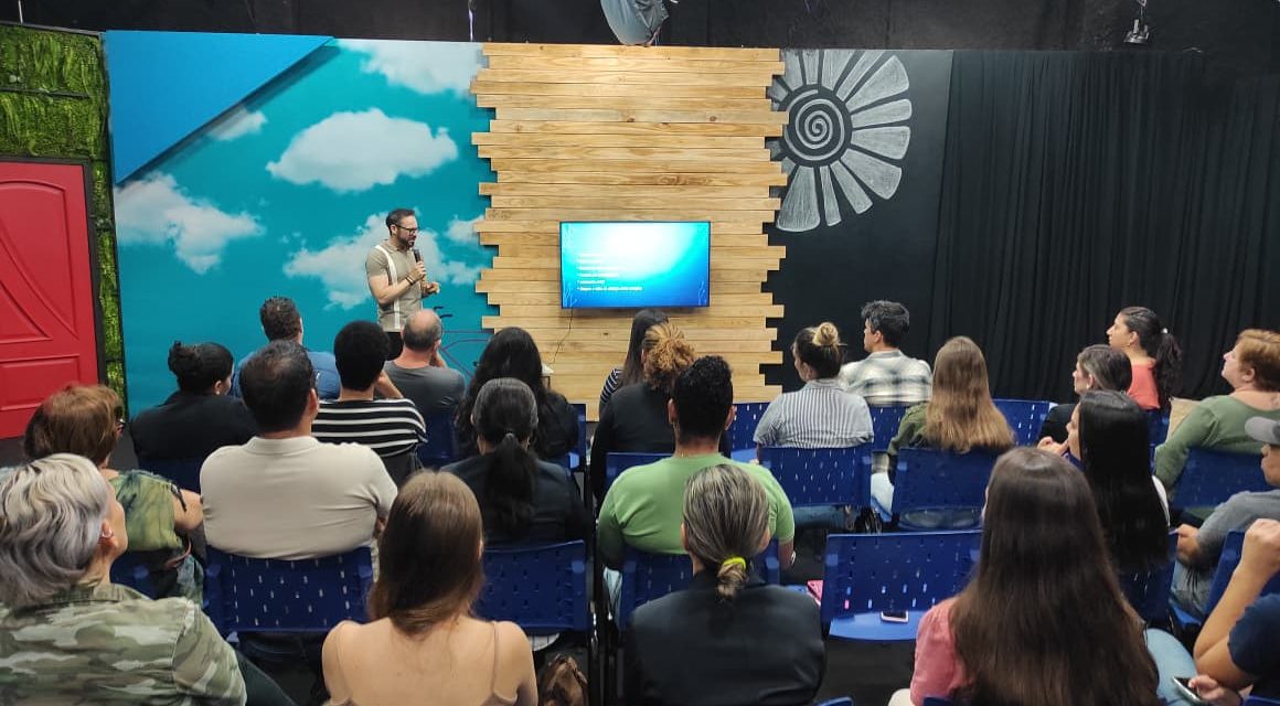 Equipe do Retorno à Vida recebe psicanalista para palestra sobre saúde mental