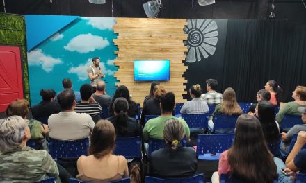 Equipe do Retorno à Vida recebe psicanalista para palestra sobre saúde mental