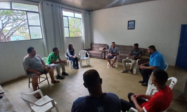 Acolhidos participam de roda de conversa com psicanalista