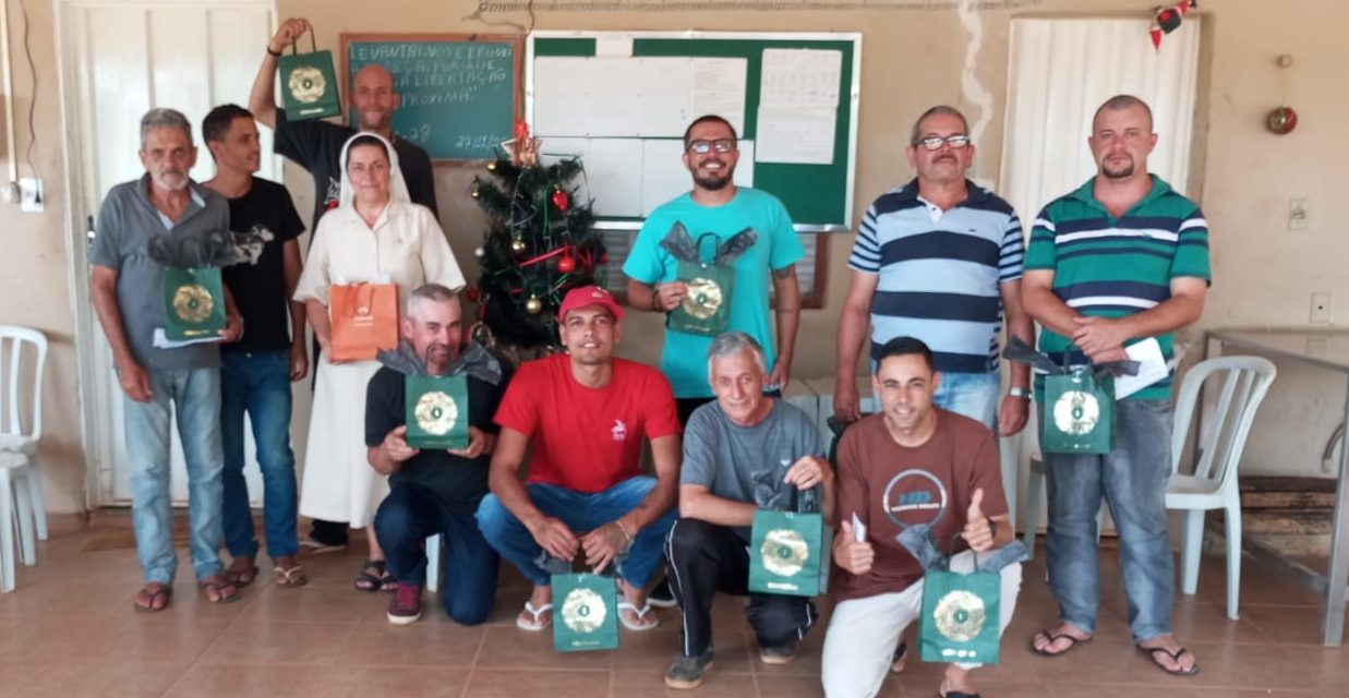 Irmã Natalíca conduz o momento de encerramento das atividade de 2025 em Coromandel