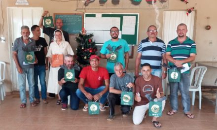 Irmã Natalíca conduz o momento de encerramento das atividade de 2025 em Coromandel