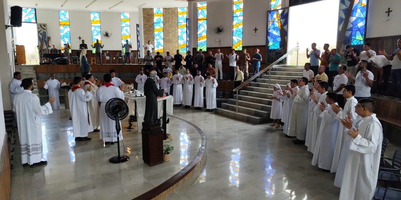 Seminaristas da Diocese de Sobral peregrinam na Fazenda São Bento em Sobral
