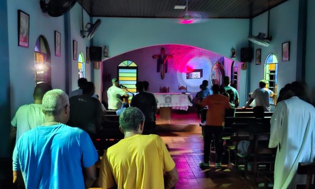 Unidos em Adoração, acolhidos mergulham no amor de Deus em Poconé