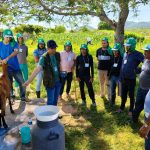 Acolhidos da Fazenda em Condado aprendem sobre produção de leite de cabra com SENAR
