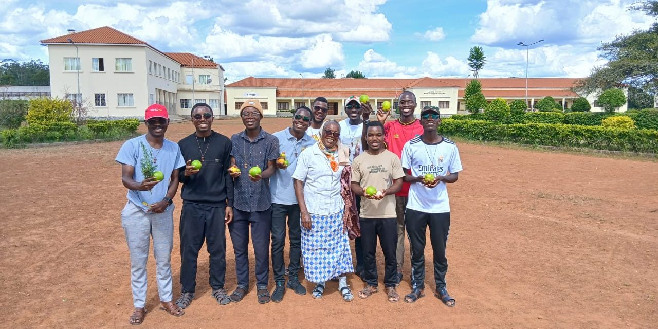 Jovens do postulantado vivem experiência na Fazenda  de Huambo