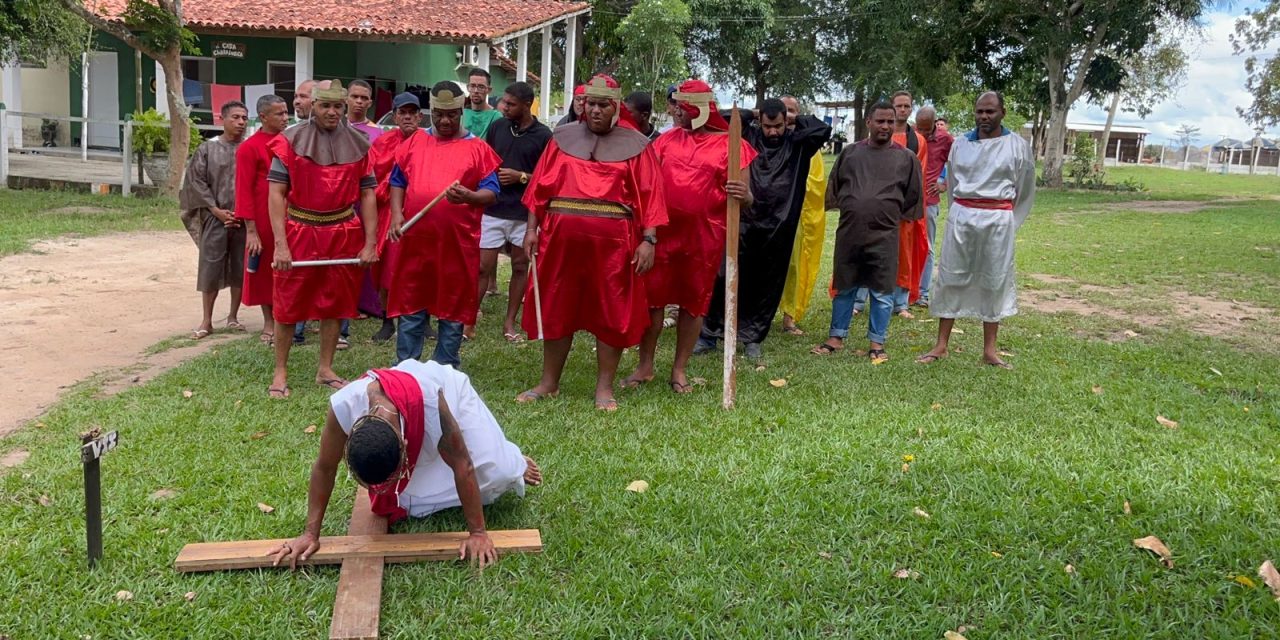 Em São Gonçalo, acolhidos revivem a Paixão de Cristo com suas próprias histórias de superação
