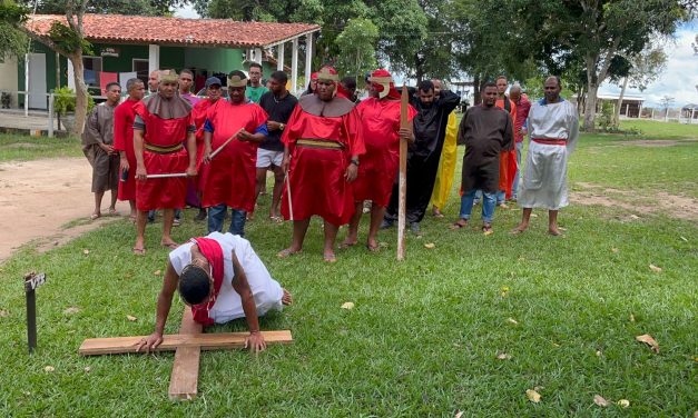 Em São Gonçalo, acolhidos revivem a Paixão de Cristo com suas próprias histórias de superação