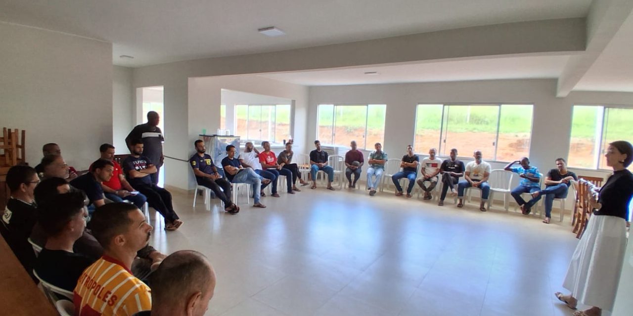 Psicanalista Vivian Abreu realiza dinâmica na Fazenda de Brasília
