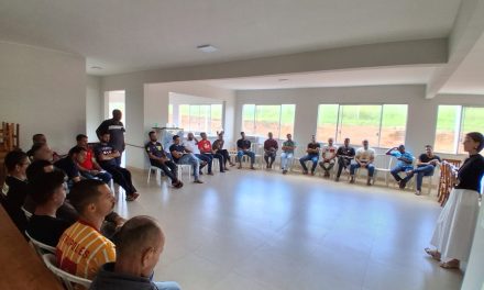 Psicanalista Vivian Abreu realiza dinâmica na Fazenda de Brasília