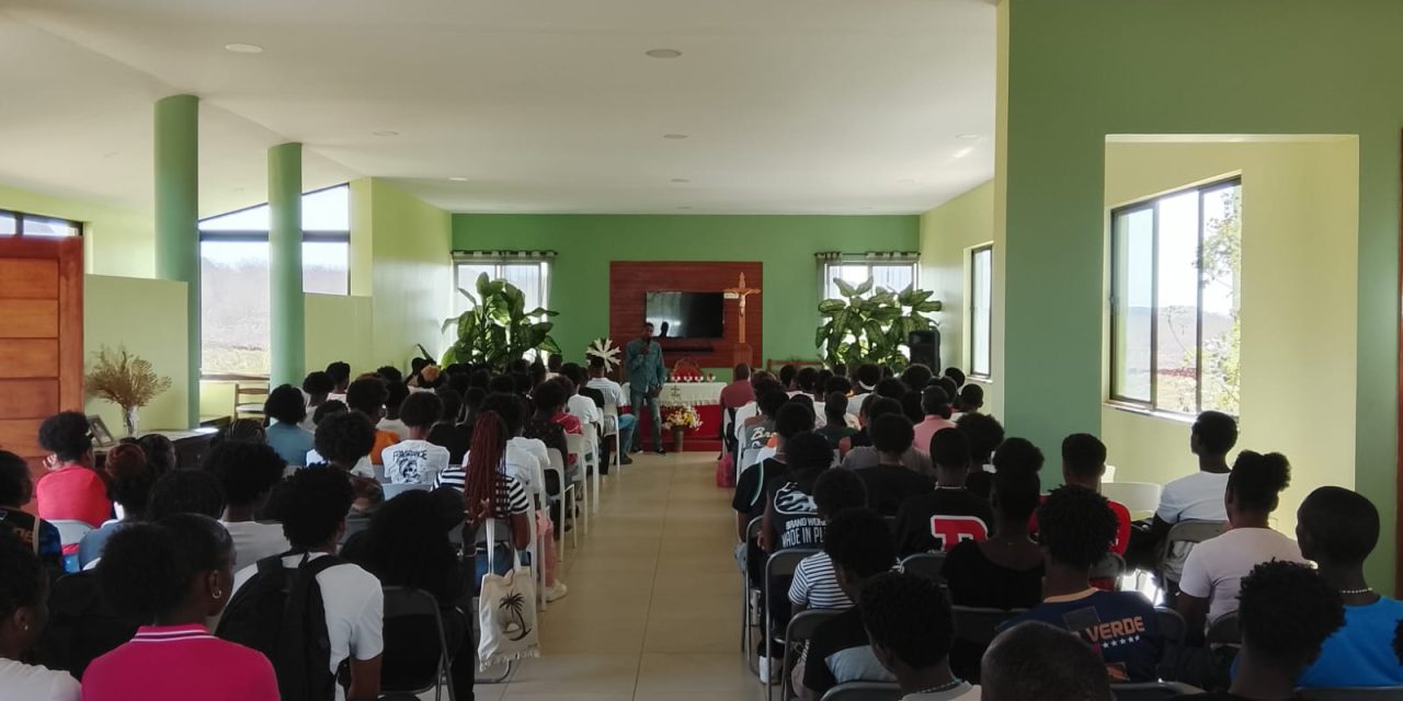 Crismandos celebram Pentecostes na Fazenda Esperança em Cabo Verde