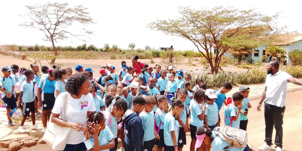 Pequenos visitantes, grande energia: Fazenda da Esperança recebe alunos para aula especial
