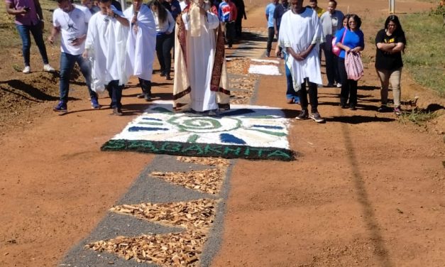 Brasília: procissão de Corpus Christi na Fazenda Nossa Senhora das Mercês 