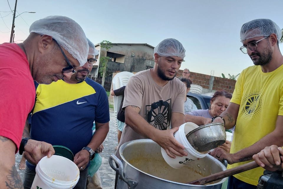 Acolhidos e voluntários participam do Sopão da Comunidade Mata Redonda