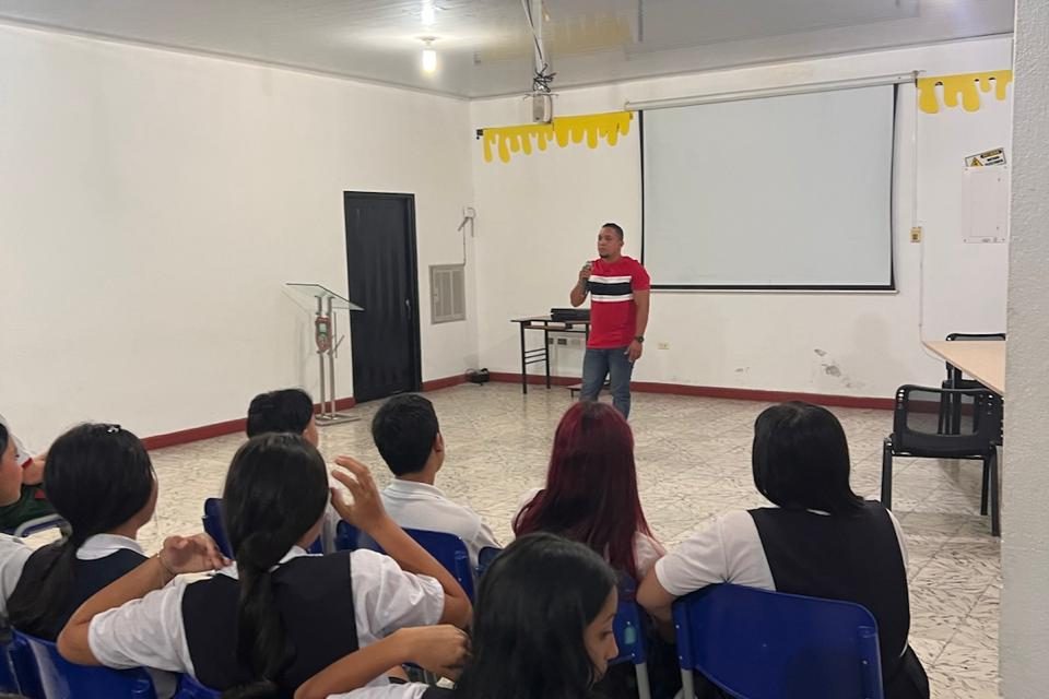 Jovens da Fazenda Fazem palestra sobre prevenção às drogas em escola na Colômbia