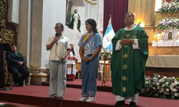 Escola Missionária Feminina da Guatemala visita paróquia em Salamá