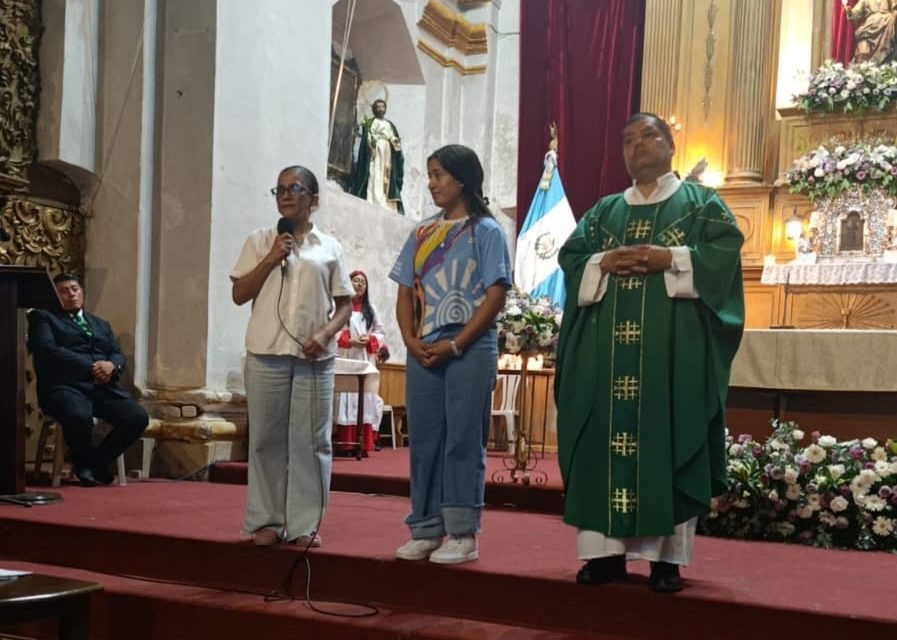 Escola Missionária Feminina da Guatemala visita paróquia em Salamá