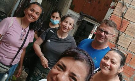 Voluntários da comunidade da Fazenda da Esperança na Colômbia visitam lar de idosos