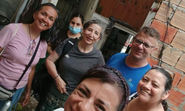 Voluntários da comunidade da Fazenda da Esperança na Colômbia visitam lar de idosos