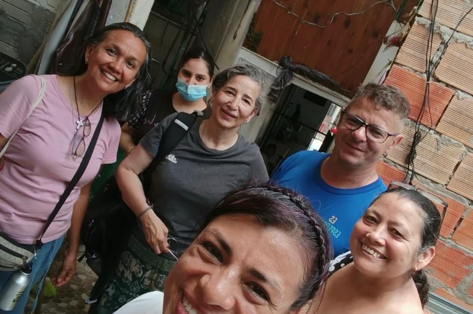 Voluntários da comunidade da Fazenda da Esperança na Colômbia visitam lar de idosos